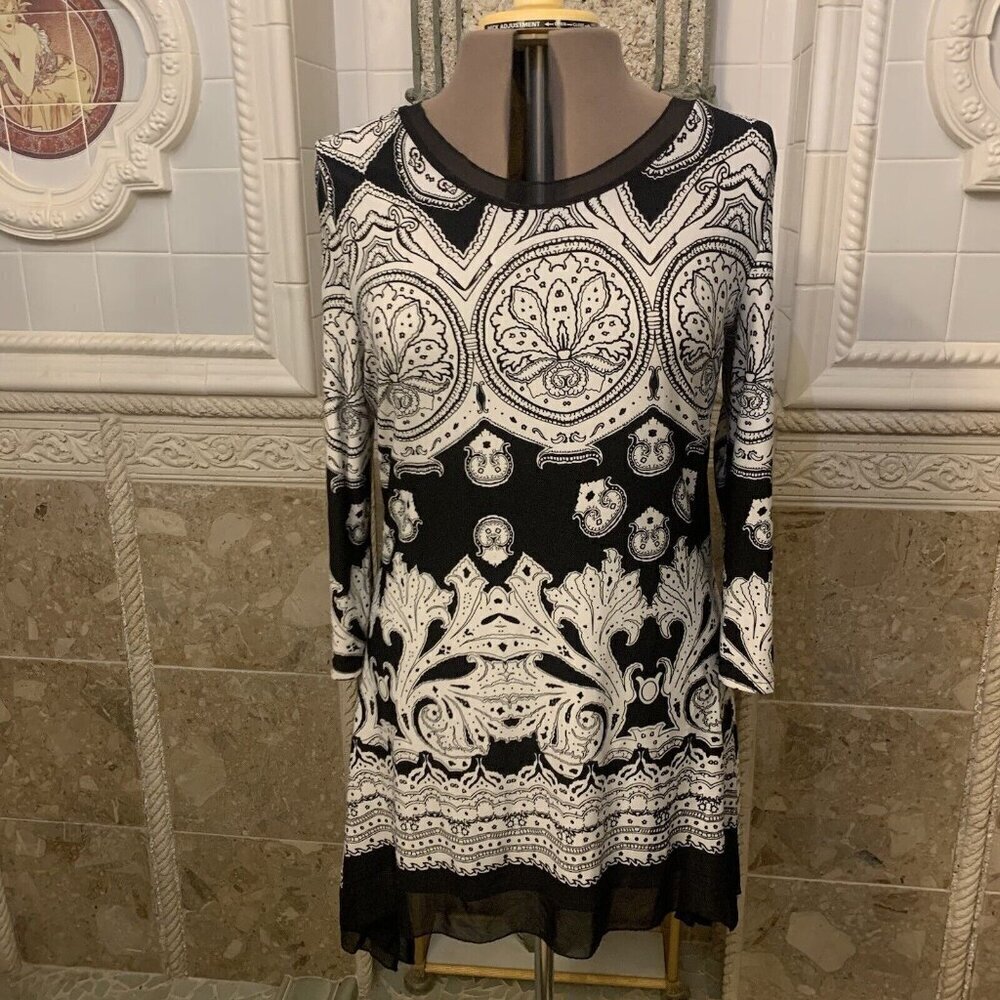 Caleoos. Size L. Border Print. Black/white. Stretch. Pullover Short Dress. B107.